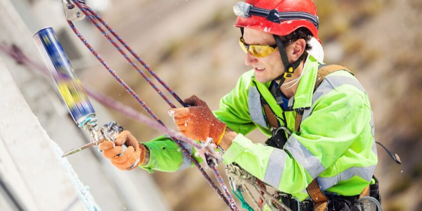 Alpinisti pentru curatenie si intretinere