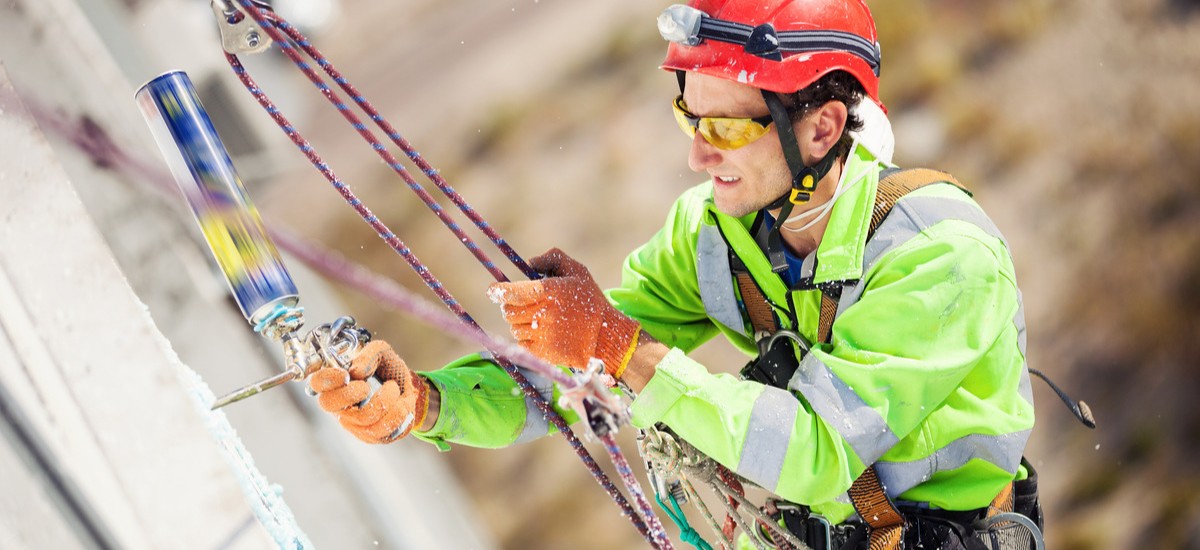 Alpinisti pentru curatenie si intretinere