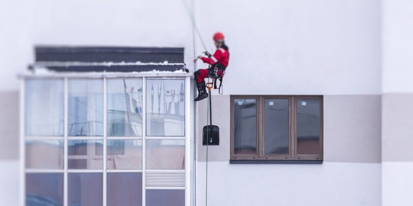 Alpinisti pentru instalare de parazapezi