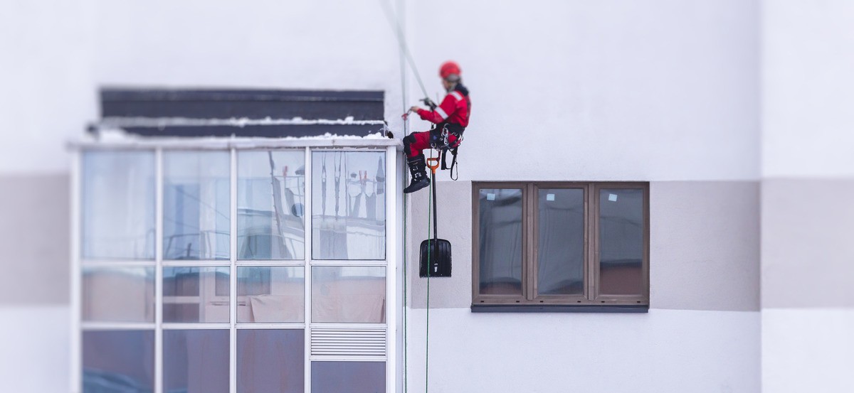 Alpinisti pentru instalare de parazapezi
