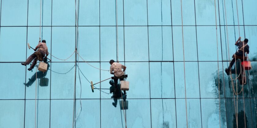 Alpinisti pentru spalarea geamurilor