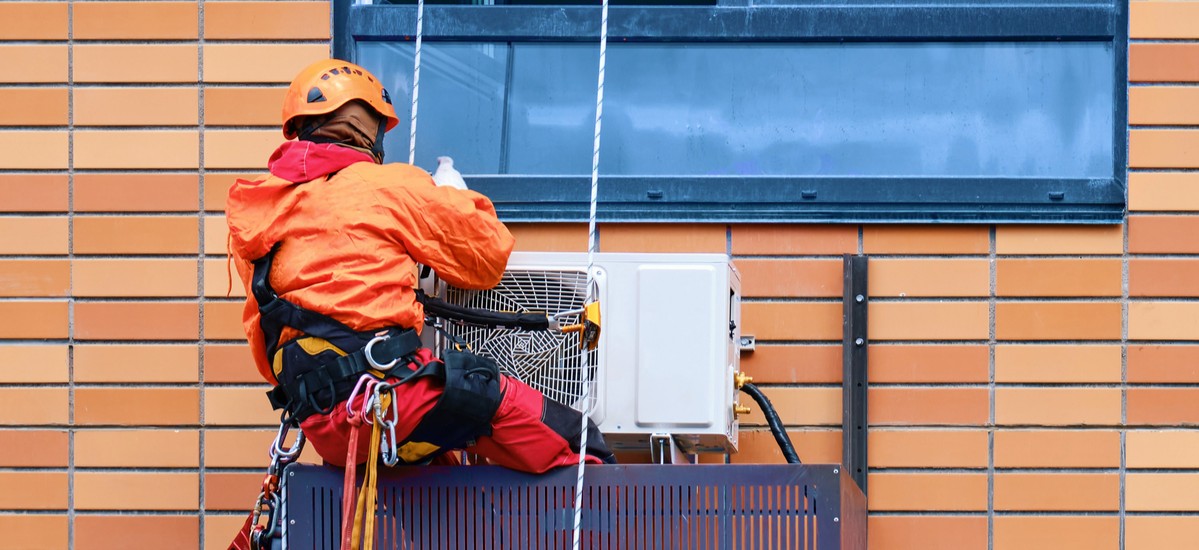Alpinisti pentru instalatii de climatizare si ventilatie la inaltime